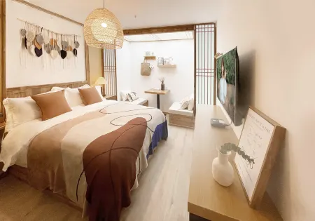 Under the banyan tree, there is a home stay (Guanyinqiao 9th Street store)