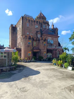 RedDoorz @ Grand Valley Castle Hotel Cagayan