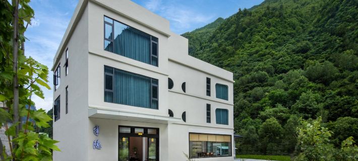 Li Semi-Private Hot Spring Homestay (Bipenggou Li Xiaolu) 理県のホテル
