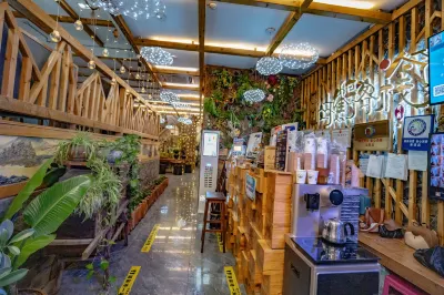 Qiaojia White Crane Inn Отели рядом с достопримечательностью «Чжэнцзян Бай Пич сельский пассажирский автобус»