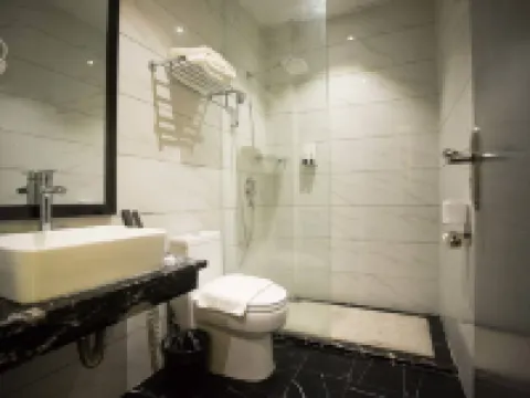 โรงแรม เวียนนา (ปรับปรุงใหม่ 2025) โรงแรมในโครอน