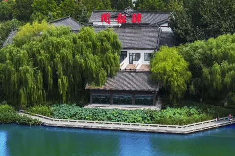Ziyue Minghu Hotel