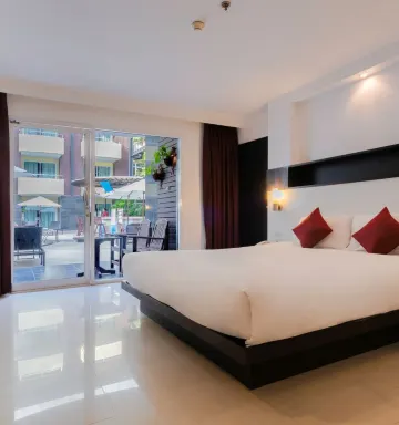 ห้องดีลักซ์ พร้อมทางลงสระว่ายน้ำ