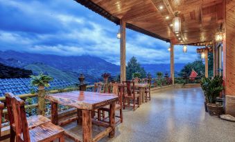 Longsheng Longji Muchen Mountain House (Longji Jinkeng Observation Deck)