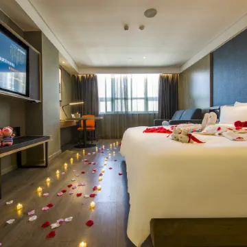 Ease Hotel Zhi (Wuhan Guanggu Plaza Yangjiawan Subway Station) Отели рядом с достопримечательностью «Южный Китайский национальный университет-Северный 2-й ворота»