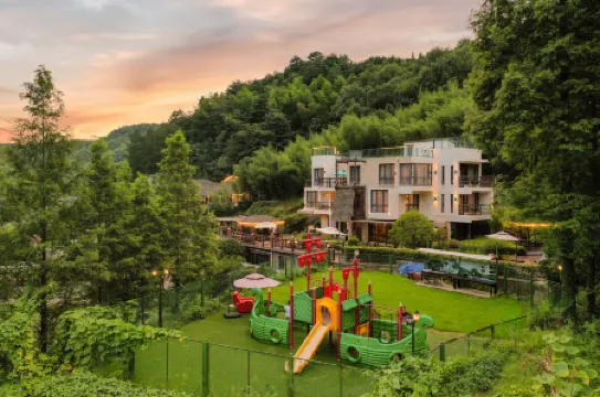 Cloud Mirror Holiday Hostel