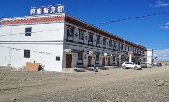 Purang Gangdis Grand Hotel