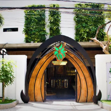 Bopha Bassac Boutique Hotel Отели рядом с достопримечательностью «Торговый центр Aeon»