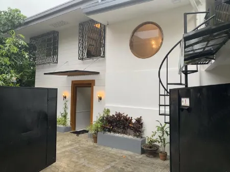 The Courtyard Hotel Pasay Отели рядом с достопримечательностью «Канета Астродом»