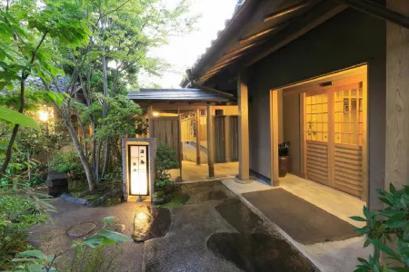 Yufuin Onsen Hinoharu Ryokan Отели рядом с достопримечательностью «Yufuin Showa Museum»