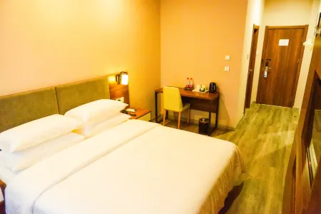 Home Ease Hotel (Longhua Xingzhou Plaza Store) Отели в г. Лунхуа