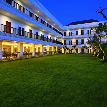 Grand Palace Hotel Sanur - Bali Отели рядом с достопримечательностью «Пляж Сегара»