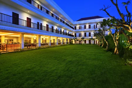 Grand Palace Hotel Sanur - Bali Отели рядом с достопримечательностью «Kampus FKIP UNMAS»