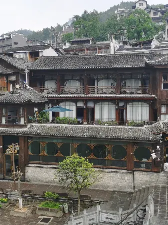 Muse Light Luxury River View Hostel Отели рядом с достопримечательностью «Xiong Xiling Former Residence»