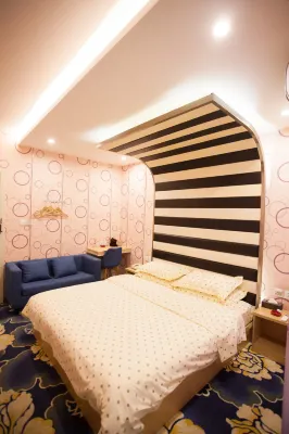 Pinkehuai Fashion Hotel (Qujing Mo San Factory) Hotels near Jiajiawang Shopping Plaza Qilin Garden Branch
