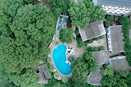 Dongjianghu Peninsula Holiday Inn Отели в г. Цзысин