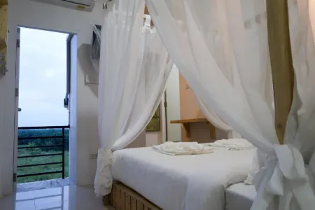 Baan Urt Suratthani Airport Hotel Отели рядом с достопримечательностью «Wat Sathol Thammaram»