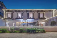 Plain House Hotel in zona Three Towers Inverted Images Park