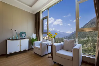 BK Shengsi International Hotel (Hailuogou Moxi Ancient Town)