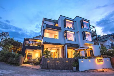 yinju renjia Hostel (South gate of the scenic area) Отели рядом с достопримечательностью «The Guest-Greeting Pine»