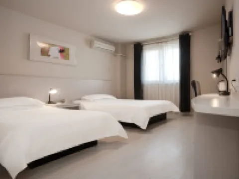 Jinjiang Hotel (Taiyuan Dananmen Subway Station Yingze Park) Hotels near Yingze Park