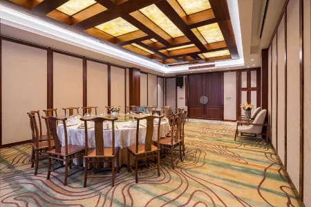 Huzhou Redwood Room Hotel (Taihu Moon Plaza) Отели рядом с достопримечательностью «Qiucheng City Ruins»