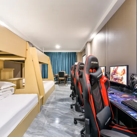 Seven o'clock Sunshine E-sports Hotel (Hebi Xinghe Street Yulong Shopping Center)