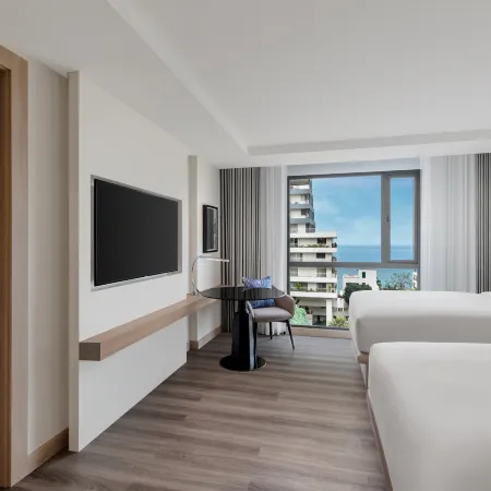 Courtyard by Marriott North Pattaya Отели рядом с достопримечательностью «Пляж Наклуа»