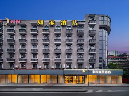 Homeinn Hotel (Chengdu North Railway Station Lotus Pond) Отели рядом с достопримечательностью «Swan Lake»