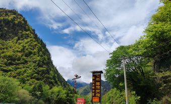 Heishui Colorful Hostel