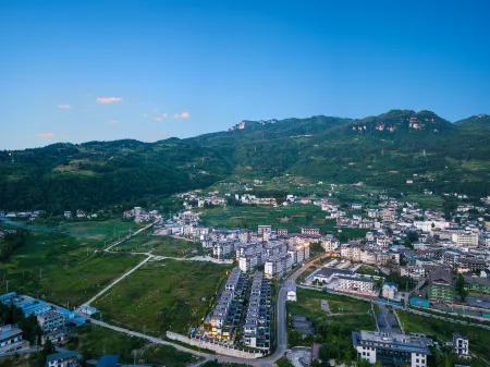 Poltton Century Hotel (Enshi Grand Canyon) Отели рядом с достопримечательностью «Yulong Crevice»