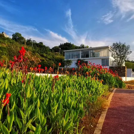 The mountain and the water embrace the Pleasant Bay Homestay