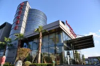 上海浦東國際機場東站華美達飯店 外交官箱包（上海浦東機場T2航站樓國內廳安檢內2店）附近的飯店