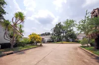 OYO 926 Sydney Resort Hotels in Si Prachan District