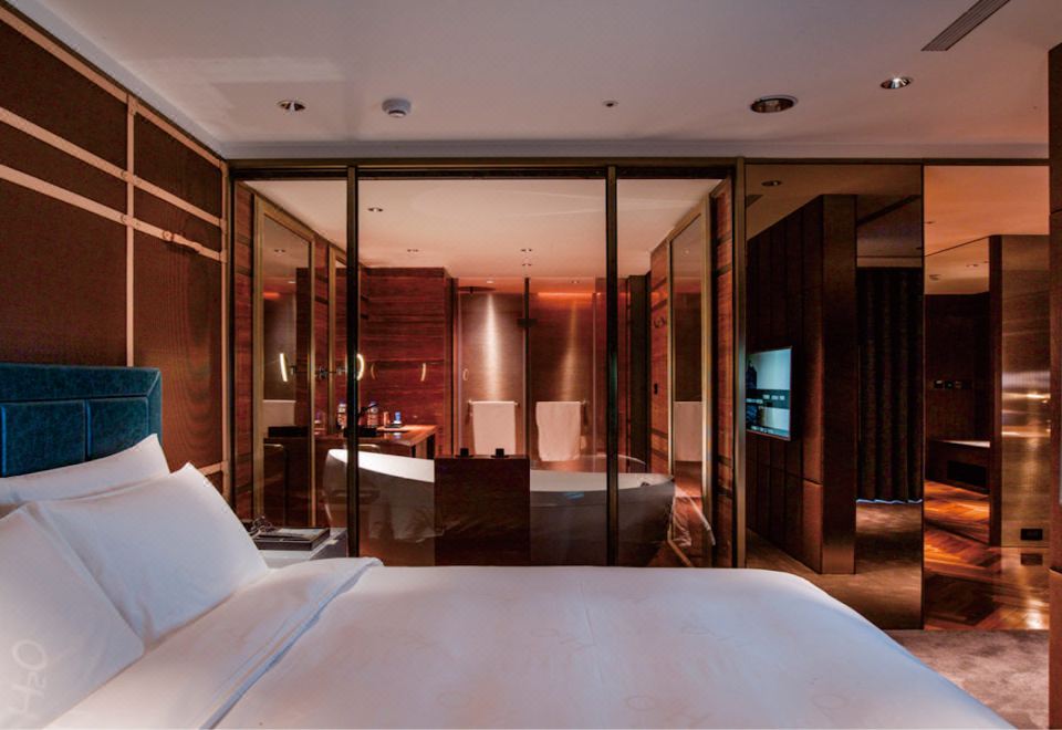 H2O 호텔의 세련된 인테리어가 돋보이는 이미지