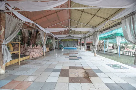 OYO 588 Sunrock Resort Отели в г. Тейтей