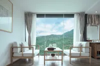 Back Hill Country Yard · Pear Flower Creek Hotels in Hanyuan