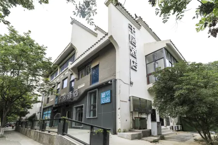 Qianju Hotel (Nanjing Confucius Temple Laomen East Branch) Отели рядом с достопримечательностью «Nanjing Institute of Space Management»