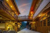 Floral Hotel ·  Buddha top mountain fanyin Mountain House Hotels in Shiqian