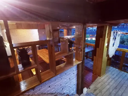 Qianxun Mountain Su, Qianhu Miao Village, Xijiang Отели рядом с достопримечательностью «No.6 Fengyu Bridge»