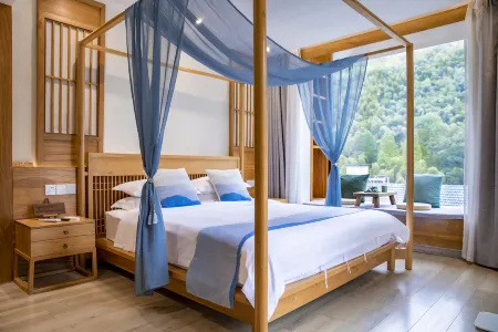 yinju renjia Hostel (South gate of the scenic area) Отели рядом с достопримечательностью «The Guest-Greeting Pine»