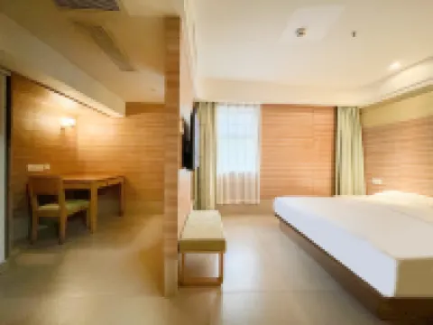 โรงแรมลัค 7 (ศูนย์การค้า CBD วิทยาลัยอาชีวศึกษาไฟฟ้าสามช่องเขา อี๋ชาง)