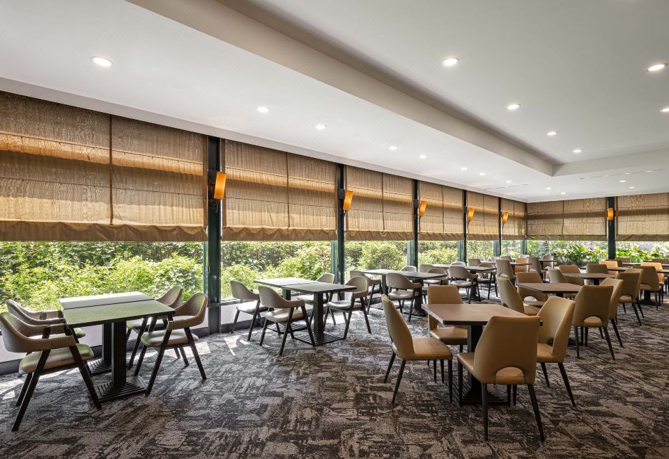 1. 레이크쇼어 호텔..