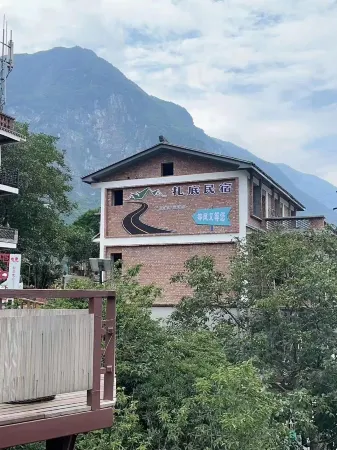 Baoxing Zhadi Homestay Отели рядом с достопримечательностью «Hongjun Changzheng Fanyue Jiajin Mountain Memorial Hall»