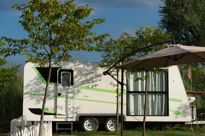 Gelugesang RV Park Hotels in der Nähe von Jinhai Snow Mountain · Four season flower valley
