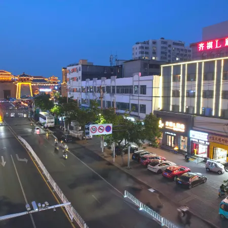 Qiqi l Hotel(Xuchang Railway Station Caowei Ancient City Store)