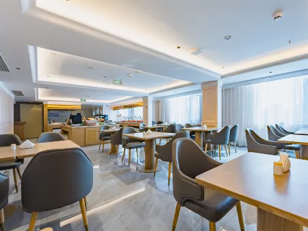 Vienna Hotel (Taizhou Xianju Wuyue Plaza) Отели рядом с достопримечательностью «Yong'an Park (Chenxi Road)»