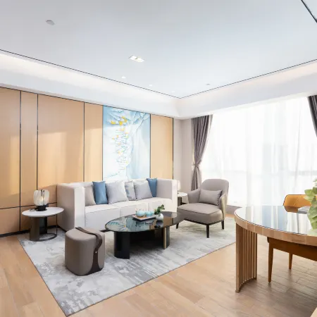 REZEN LONGUU Hotel (Maoming Xinyi Educational City Liuyun Pavilion Sightseeing Tower)