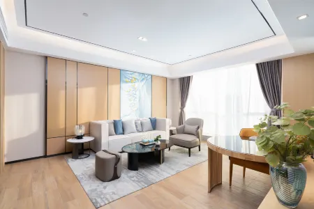 REZEN LONGUU Hotel (Maoming Xinyi Educational City Liuyun Pavilion Sightseeing Tower)