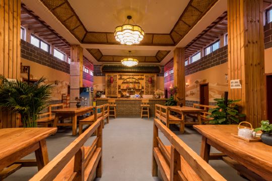 老板热情 这是一个值得推荐的民宿,首先很干净,墙壁上的敦煌壁画孔排